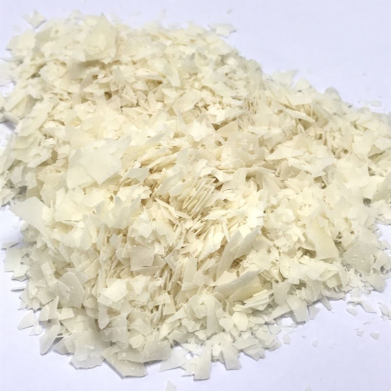 Hot Water Soluble Weak Cationic Softener Flakes 4D - X For Laundry , Pale Yellow